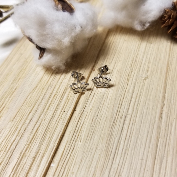 Beautiful Open Lotus Flower earrings in SILVER - Picture 4 of 9